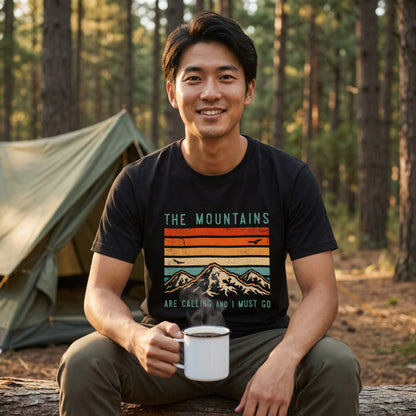 【The Mountains Are Calling】名言＆レトロ山脈ストライプ アメカジ黒Tシャツ | CAMPMODE