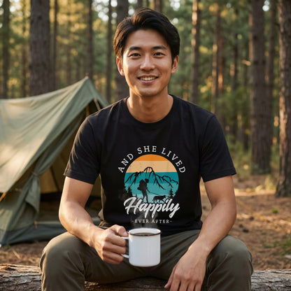 【And She Lived Happily】女性ハイカー＆愛犬 レトロサンセット 黒Tシャツ | CAMPMODE
