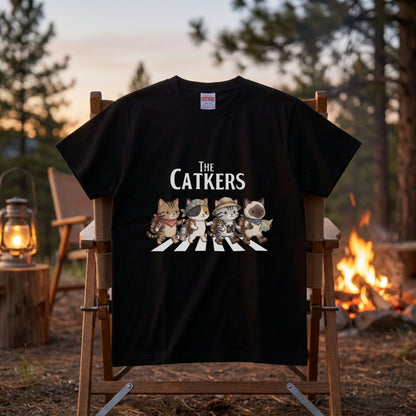 THE CATKERS | 横断歩道 ゆるかわ 猫 キャンプ パロディTシャツ【猫好き・愛猫家・アウトドア・ギフトに最適】