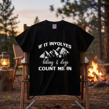 【If It Involves Hiking & Dogs】山脈＆愛犬足跡 モノトーン黒Tシャツ | CAMPMODE