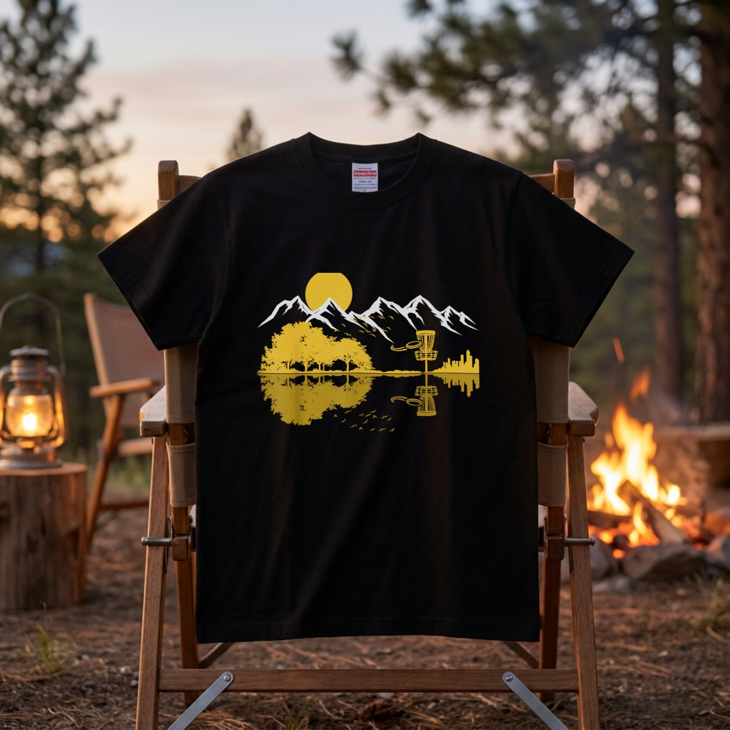 【ディスクゴルフ＆ギター・水面リフレクション】おしゃれキャンプ黒Tシャツ | CAMPMODE