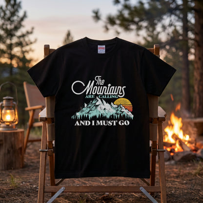【The Mountains Are Calling】筆記体ロゴ＆夕焼け山脈 アメカジ黒Tシャツ | CAMPMODE