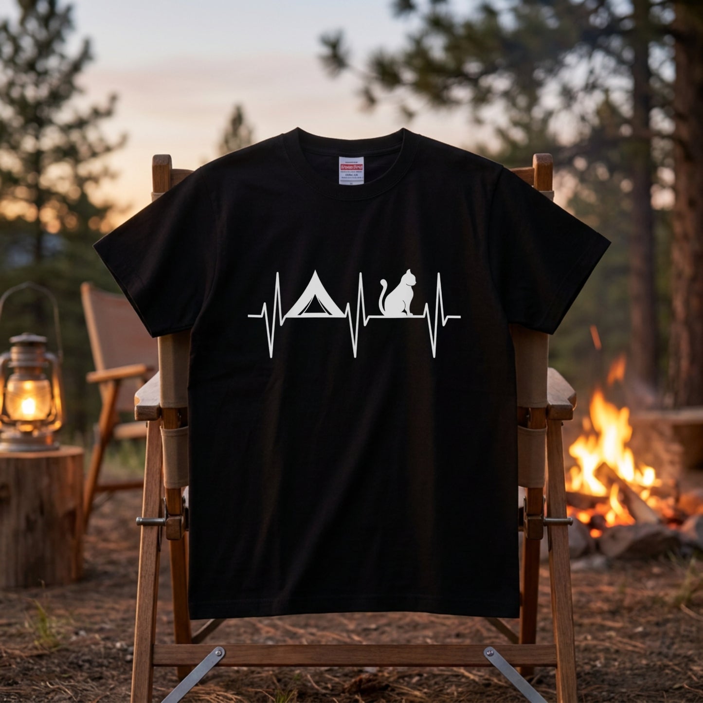 【心電図×テント×猫】キャンプ＆ネコ好き ハートビートグラフィック黒Tシャツ | CAMPMODE