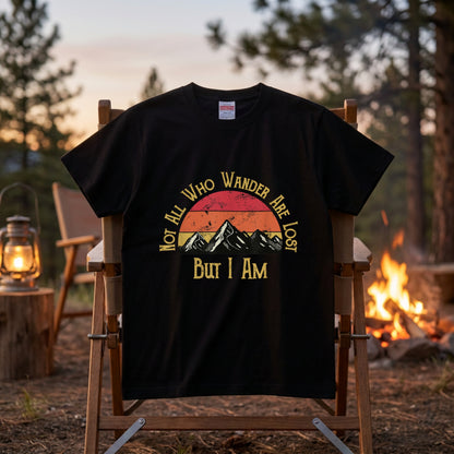 【Not All Who Wander】自虐ユーモア＆レトロ山脈 アメカジ黒Tシャツ | CAMPMODE