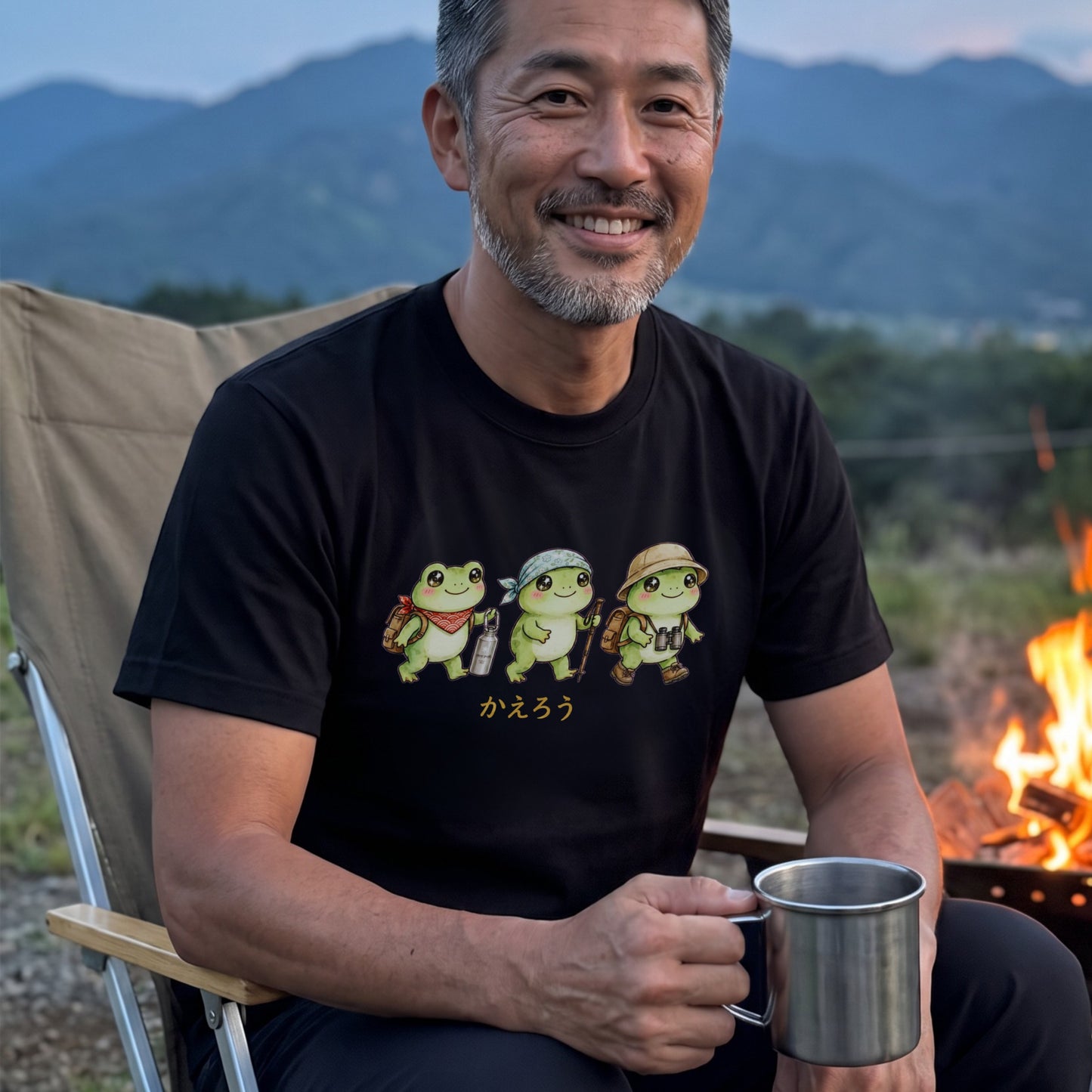 【ハイキング蛙】「かえろう」文字入りアウトドアTシャツ | CAMPMODE