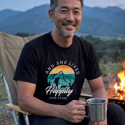 【And She Lived Happily】女性ハイカー＆愛犬 レトロサンセット 黒Tシャツ | CAMPMODE