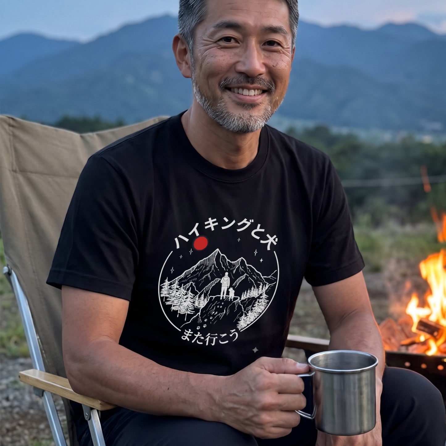 【ハイキングと犬】富士山デザイン「また行こう」黒Tシャツ | CAMPMODE