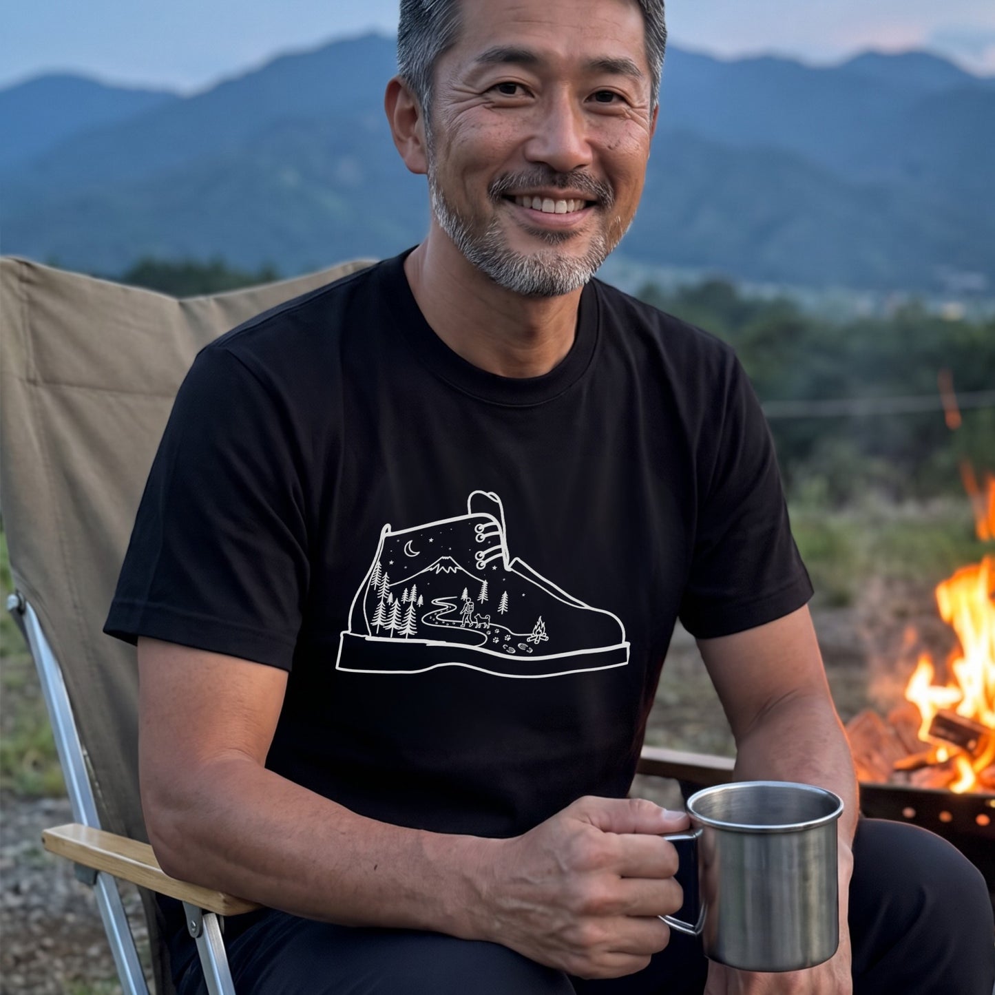 【登山靴・星空と山】ハイキング風景 黒Tシャツ | CAMPMODE