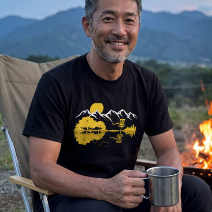 【ディスクゴルフ＆ギター・水面リフレクション】おしゃれキャンプ黒Tシャツ | CAMPMODE