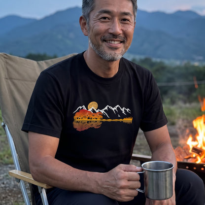 【ギター＆秋の紅葉・水面リフレクション】おしゃれキャンプ黒Tシャツ | CAMPMODE