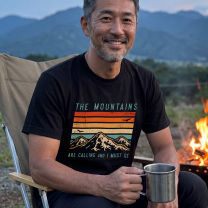 【The Mountains Are Calling】名言＆レトロ山脈ストライプ アメカジ黒Tシャツ | CAMPMODE
