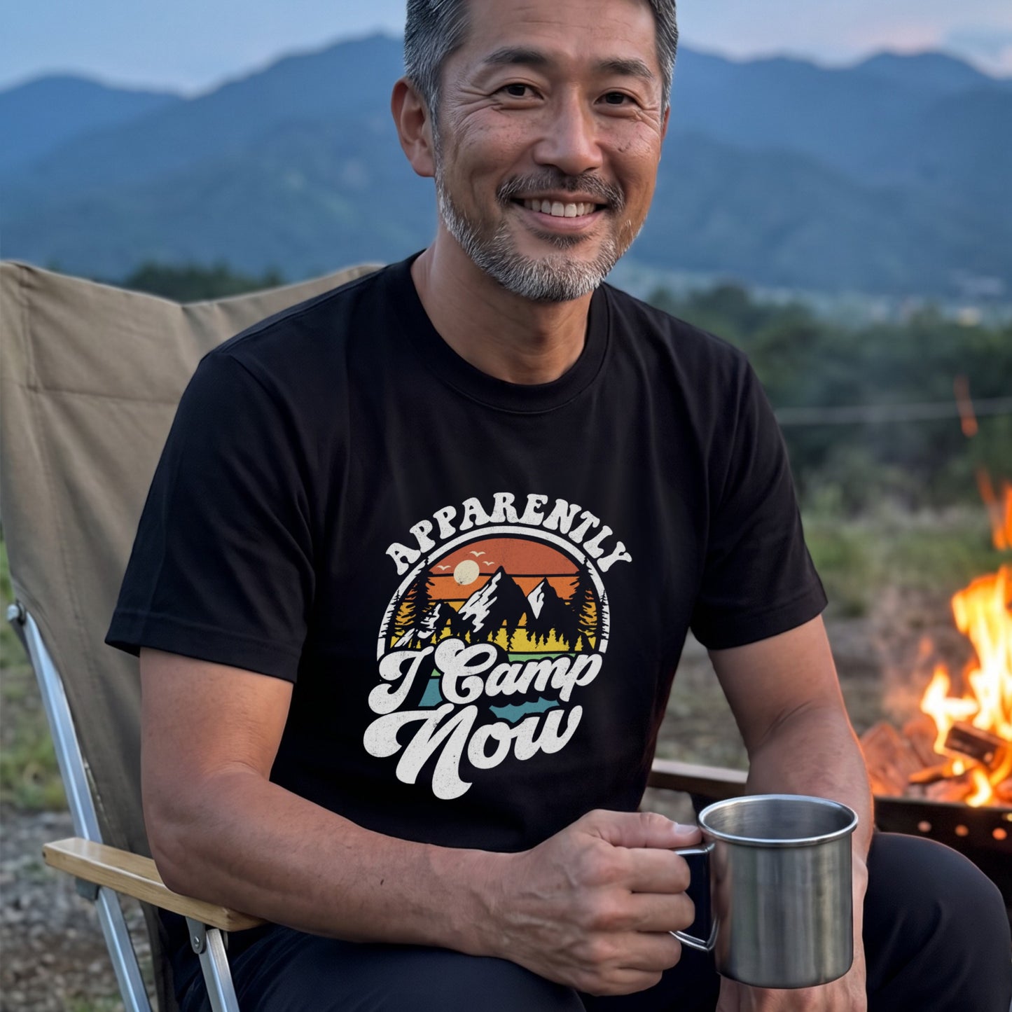 【Apparently I Camp Now】ヴィンテージサンセット 山脈アウトドア黒Tシャツ | CAMPMODE