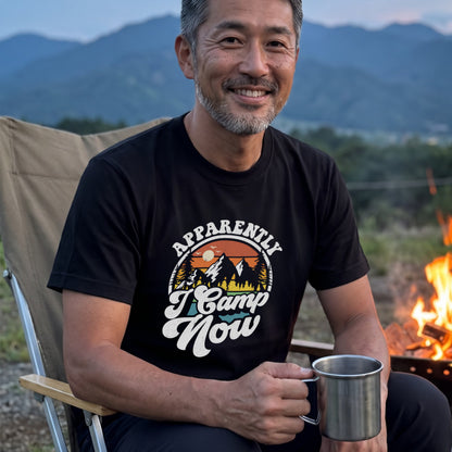 【Apparently I Camp Now】ヴィンテージサンセット 山脈アウトドア黒Tシャツ | CAMPMODE