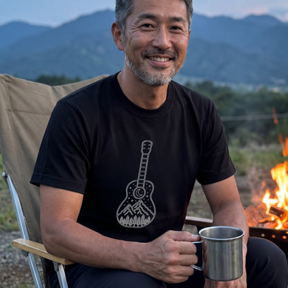 【ギター＆山・星空デザイン】おしゃれキャンプ黒Tシャツ | CAMPMODE