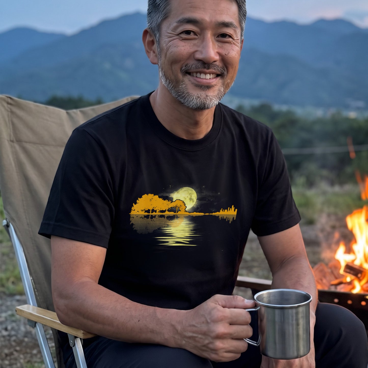 【ギター＆湖畔の満月・水面リフレクション】おしゃれキャンプ黒Tシャツ | CAMPMODE