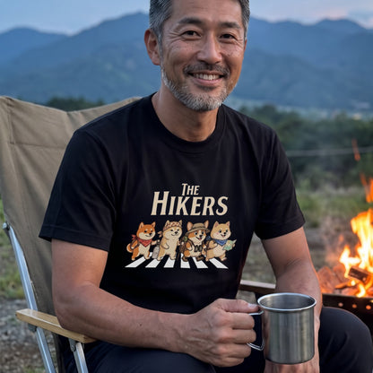 THE HIKERS DOGS | 横断歩道 ゆるかわ 柴犬 キャンプ パロディTシャツ【犬好き・愛犬家・アウトドア・ギフトに最適】