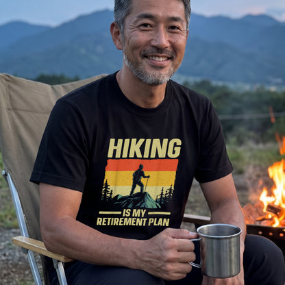 Hiking Is My Retirement Plan Tシャツ ｜ 登山・ハイキング・アウトドア・退職祝い・レトロに人気