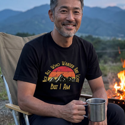 【Not All Who Wander】自虐ユーモア＆レトロ山脈 アメカジ黒Tシャツ | CAMPMODE