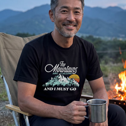 【The Mountains Are Calling】筆記体ロゴ＆夕焼け山脈 アメカジ黒Tシャツ | CAMPMODE