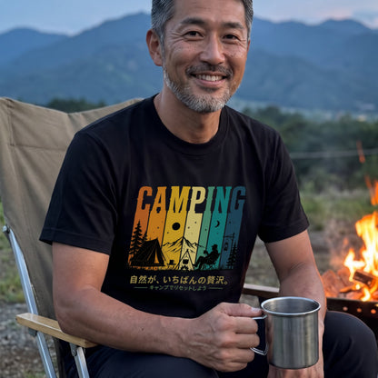 【自然は最高の贅沢です。】レトロサンセットキャンプ白黒Tシャツ｜CAMPMODE