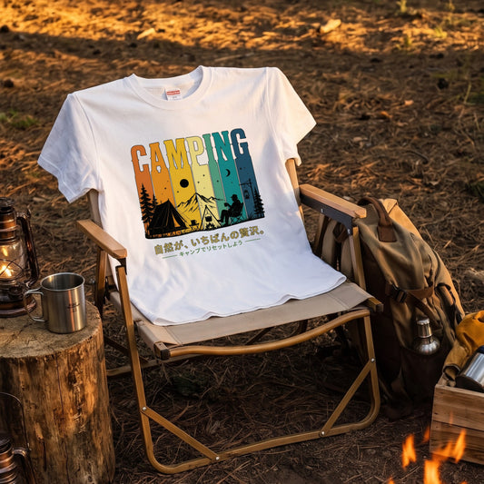 【自然は最高の贅沢です。】レトロサンセットキャンプ白黒Tシャツ｜CAMPMODE