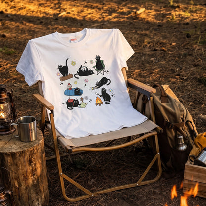 【黒猫ソロキャンプ】焚き火＆探検 猫イラスト かわいいアウトドア白Tシャツ | CAMPMODE