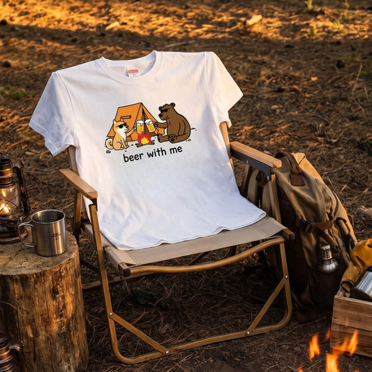 【ビールで乾杯・犬と熊】おしゃれキャンプ白Tシャツ | CAMPMODE