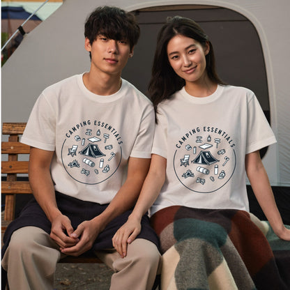「キャンプ必需品：焚き火とテント — キャンプ愛好家のTシャツ」