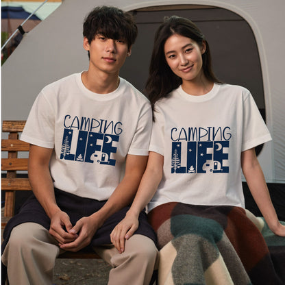 「CAMPING LIFE」キャンピングカー Tシャツ - 焚き火 トレーラーハウス イラスト | キャンプ 服