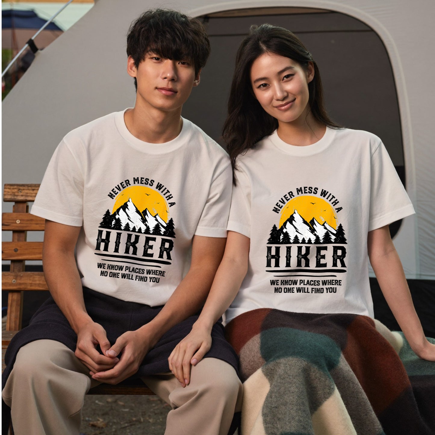 【Never Mess With A Hiker】ブラックユーモア名言＆山脈 白Tシャツ | CAMPMODE