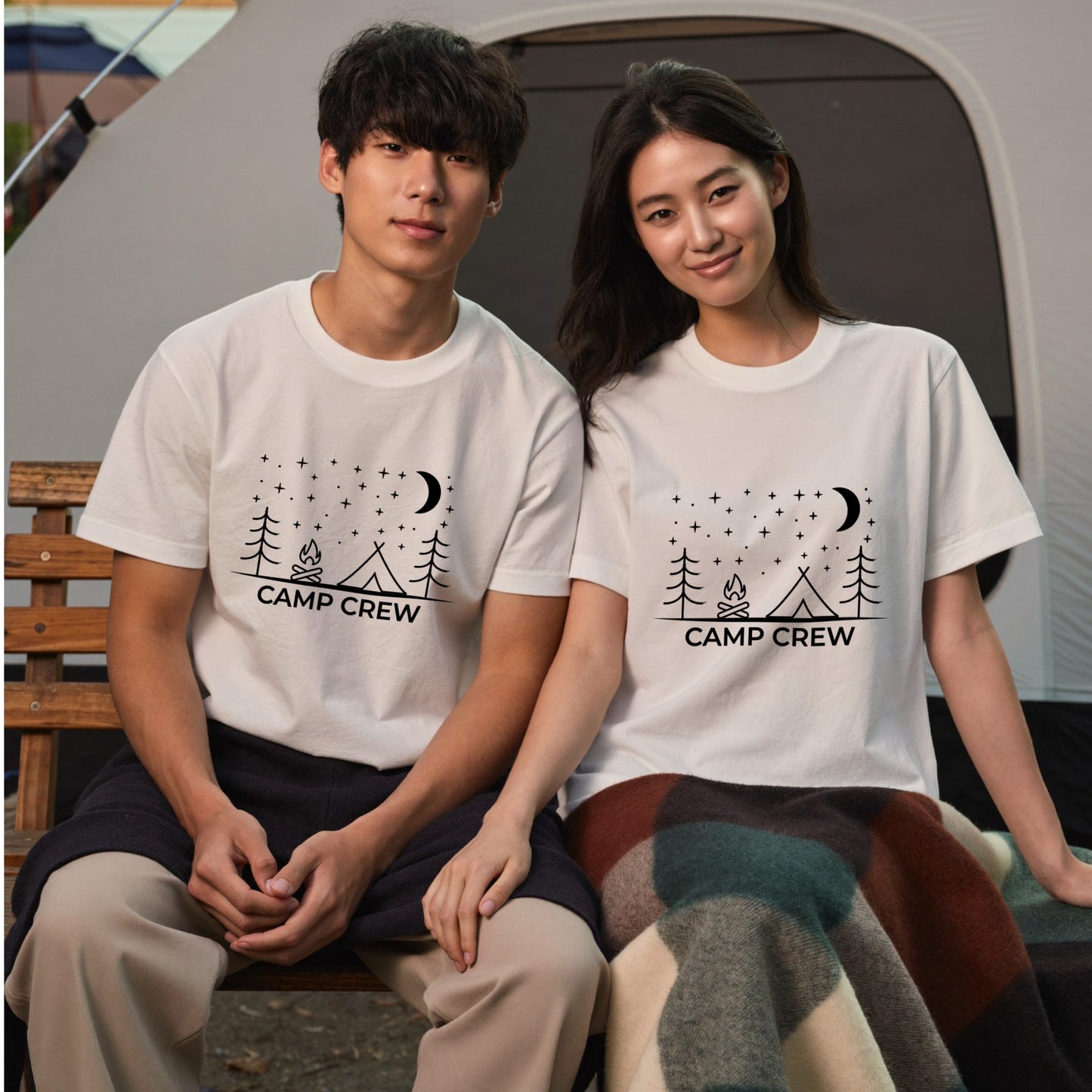 星空と焚き火のキャンプ Tシャツ | キャンプ仲間 お揃い 服 | CAMPMODE