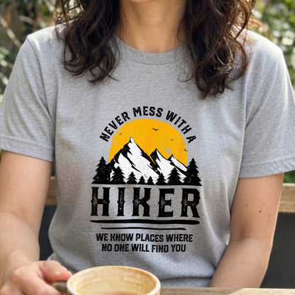 【Never Mess With A Hiker】ブラックユーモア名言＆山脈 白Tシャツ | CAMPMODE