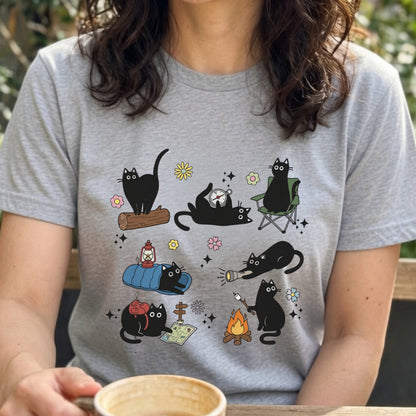 【黒猫ソロキャンプ】焚き火＆探検 猫イラスト かわいいアウトドア白Tシャツ | CAMPMODE