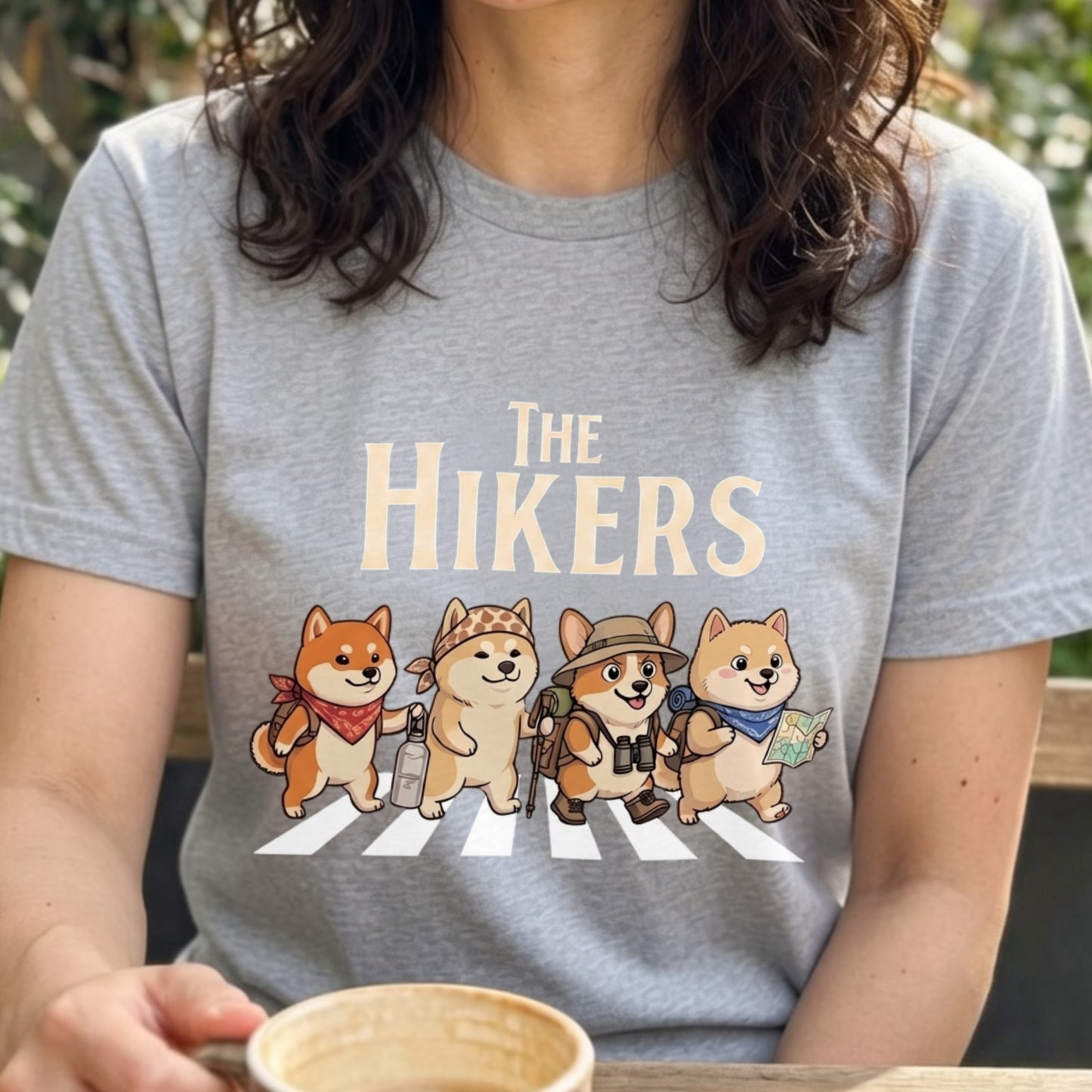 THE HIKERS DOGS | 横断歩道 ゆるかわ 柴犬 キャンプ パロディTシャツ【犬好き・愛犬家・アウトドア・ギフトに最適】