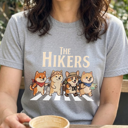 THE HIKERS DOGS | 横断歩道 ゆるかわ 柴犬 キャンプ パロディTシャツ【犬好き・愛犬家・アウトドア・ギフトに最適】
