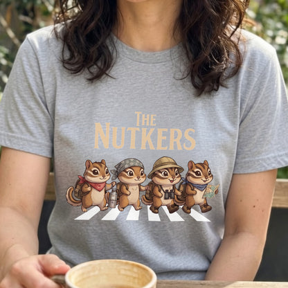 THE NUTKERS | 横断歩道 ゆるかわ シマリス キャンプ パロディTシャツ【リス好き・アウトドア・ギフトに最適】