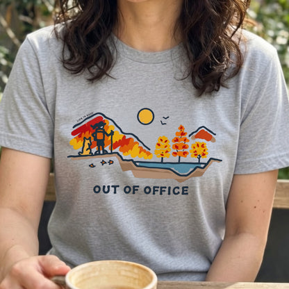 【OUT OF OFFICE】秋の紅葉・ハイキングおしゃれ白Tシャツ | CAMPMODE
