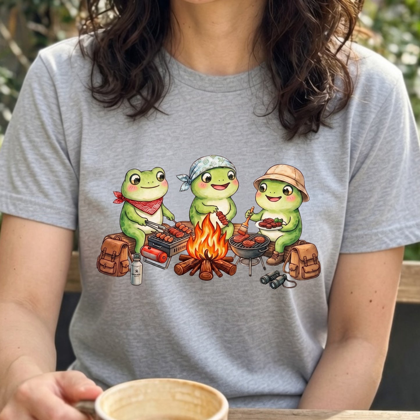 【カエル・キャンプ＆BBQ】おしゃれなTシャツ | CAMPMODE
