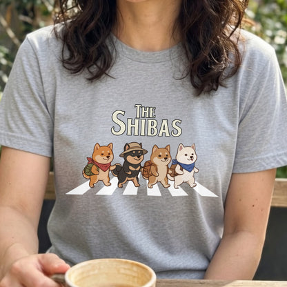 THE SHIBAS | 横断歩道 ゆるかわ 柴犬 キャンプ パロディTシャツ【犬好き・愛犬家・アウトドア・ギフトに最適】