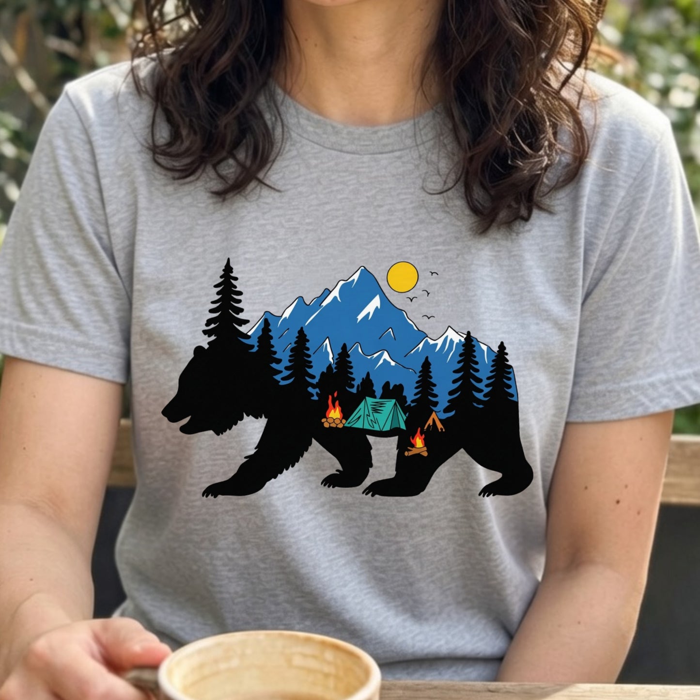 【熊のシルエット・山とキャンプ】おしゃれアウトドア白Tシャツ | CAMPMODE