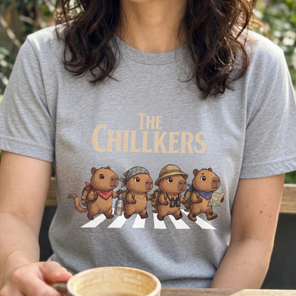 THE CHILLKERS | 横断歩道 ゆるかわ カピバラ キャンプ パロディTシャツ【カピバラ好き・アウトドア・ギフトに最適】