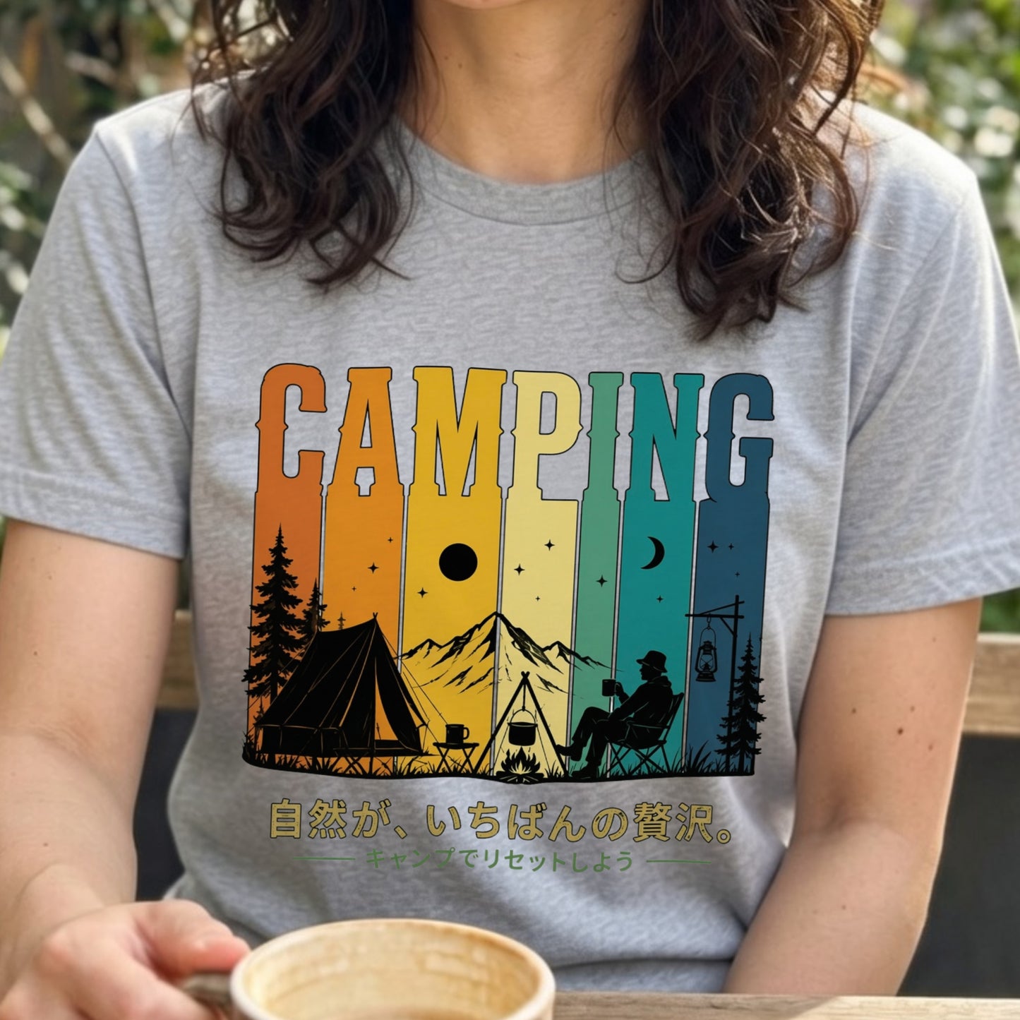 【自然は最高の贅沢です。】レトロサンセットキャンプ白黒Tシャツ｜CAMPMODE