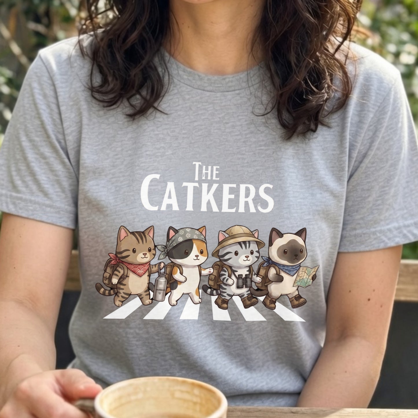 THE CATKERS | 横断歩道 ゆるかわ 猫 キャンプ パロディTシャツ【猫好き・愛猫家・アウトドア・ギフトに最適】