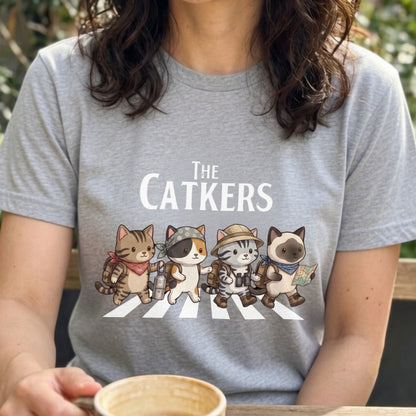 THE CATKERS | 横断歩道 ゆるかわ 猫 キャンプ パロディTシャツ【猫好き・愛猫家・アウトドア・ギフトに最適】