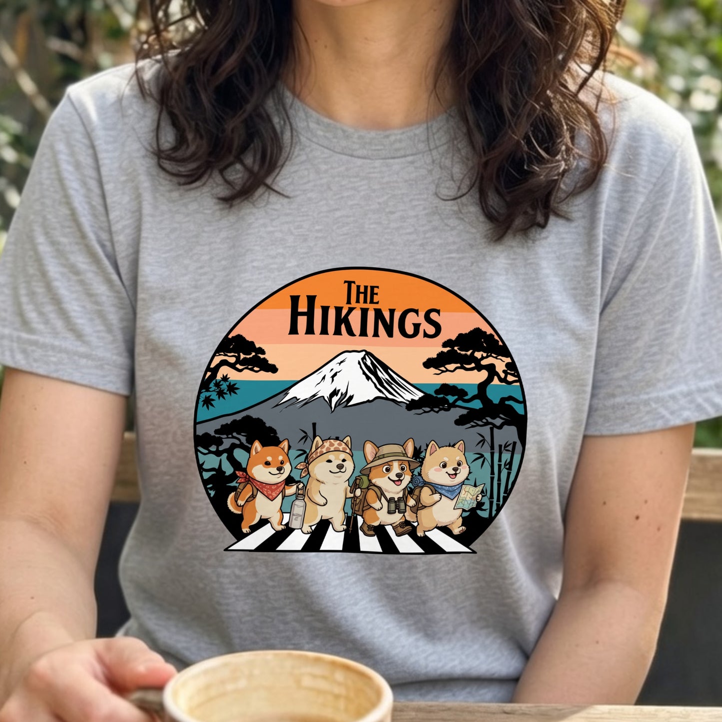 THE HIKINGS | 柴犬＆犬の仲間たち 富士山ハイキング Tシャツ【犬好き・アウトドア・ギフトに最適】