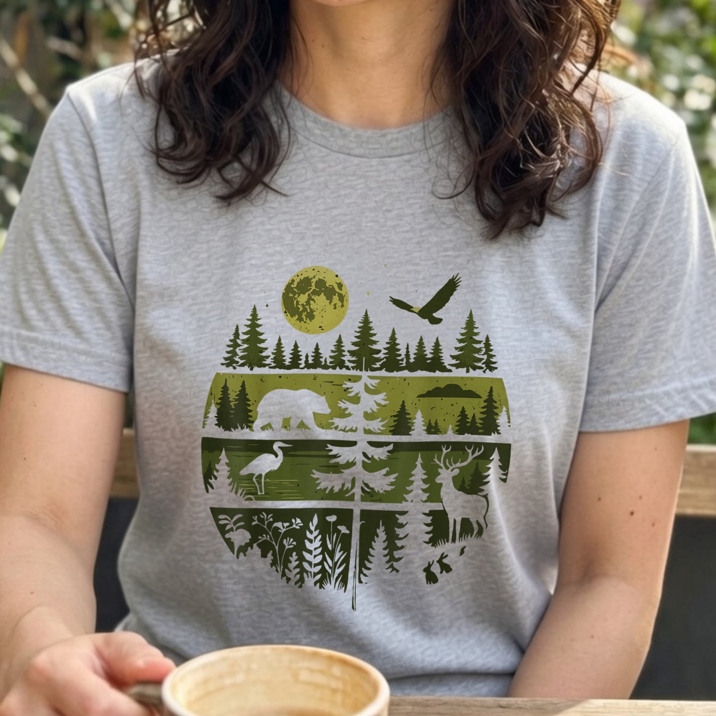 【Wildlife Forest Animals】月夜の森と野生動物 アート層グラフィック 白Tシャツ | CAMPMODE