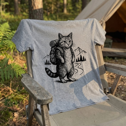 ハイキング猫 Tシャツ ｜ 猫好き・キャンプ・アウトドア・登山・レトロに人気