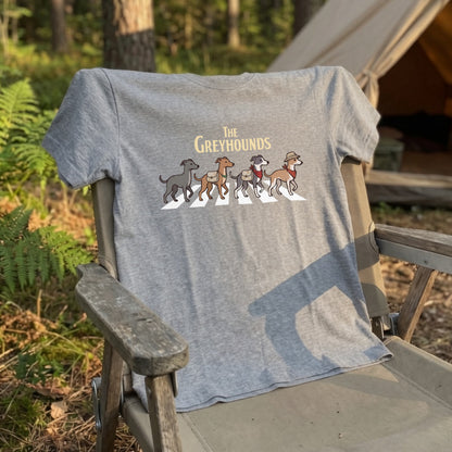THE GREYHOUNDS | 横断歩道 ゆるかわ プードル キャンプ パロディTシャツ【犬好き・愛犬家・アウトドア・ギフトに最適】