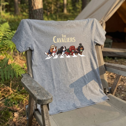 THE CAVALIERS | 横断歩道 ゆるかわ プードル キャンプ パロディTシャツ【犬好き・愛犬家・アウトドア・ギフトに最適】