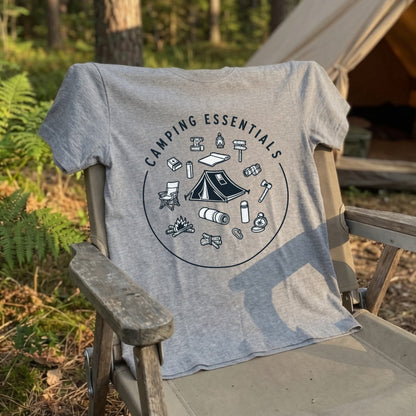 「キャンプ必需品：焚き火とテント — キャンプ愛好家のTシャツ」